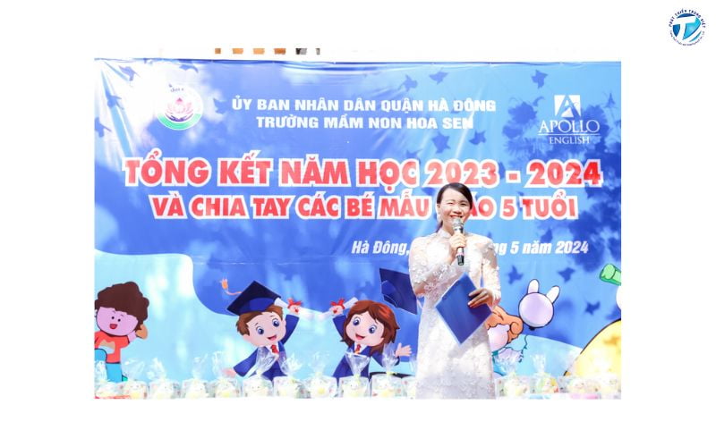 Phông tổng kết cuối năm tạo không khí chuyên nghiệp cho buổi lễ